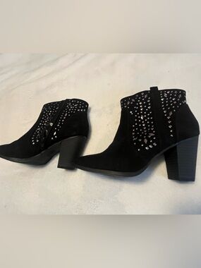 Jennifer Lopez Black Studded Suede Block Heel Ankle Boots size 8 NWT